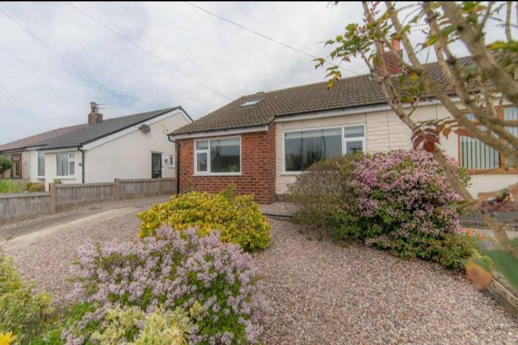 Recently Refurbished Home. Poulton-le-Fylde Екстериор снимка